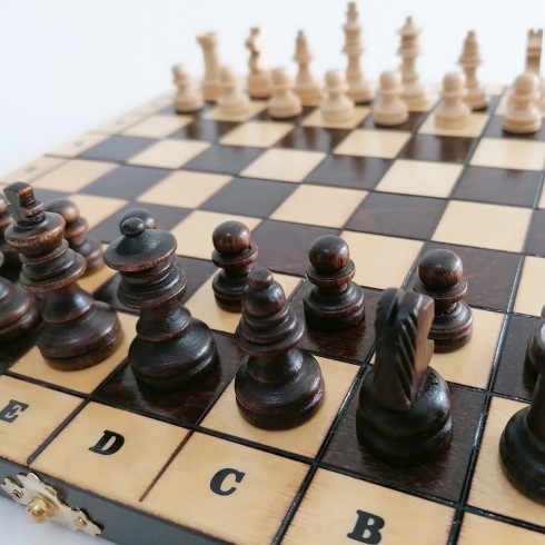 Jeu d'échecs magnétique, échiquier en bois aimanté.